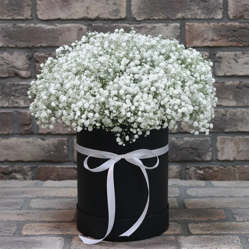 Цветочная композиция из Гипсофила в шляпной коробке в Новозолотовской