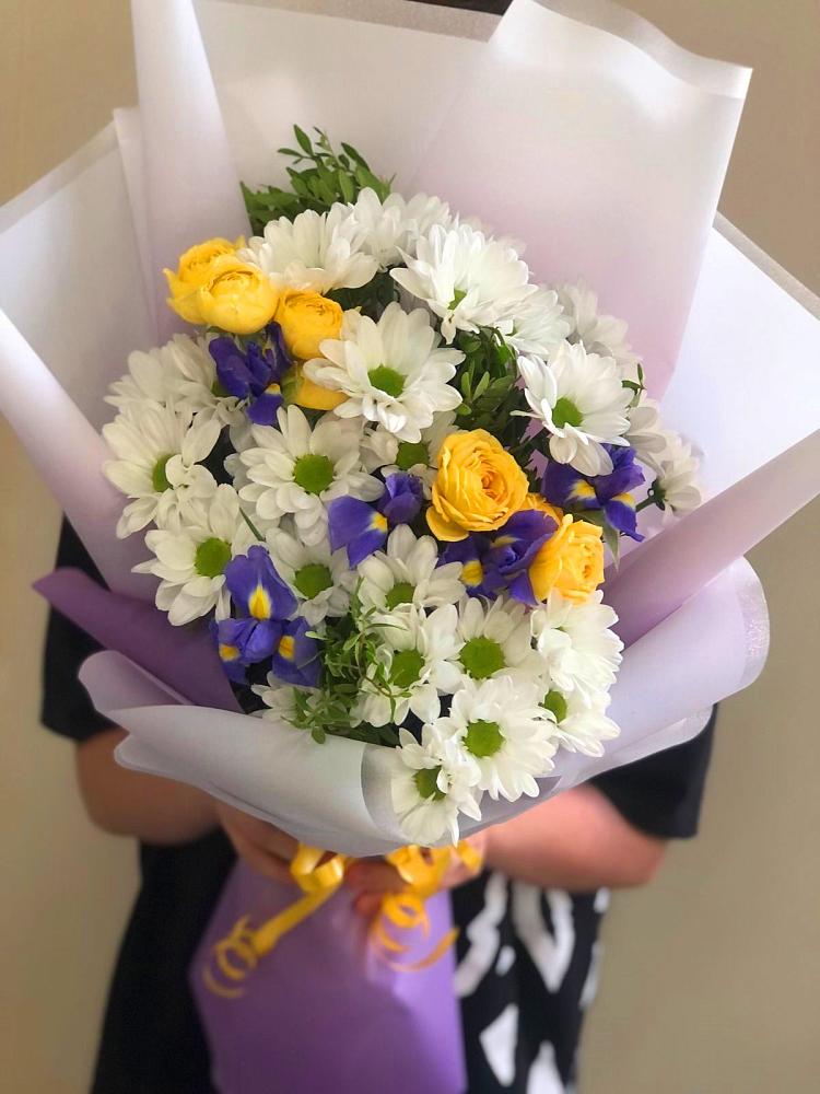 Букет цветов из: Ирисы, Хризантемы и Розы в Новозолотовской