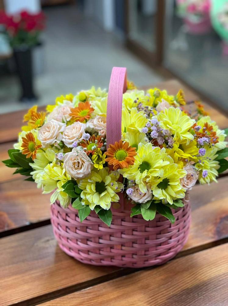 Цветочная композиция из Хризантемы и Розы в корзине в Новозолотовской