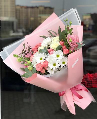 Букет цветов из: Розы, Лизиантусы и Хризантемы в Новозолотовской